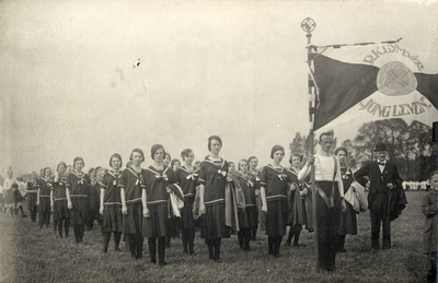98746 Afbeelding van leden van de R.K. Gymnastiekvereniging Jong Leven tijdens de gymnastiek- en atletiekdemonstraties ...